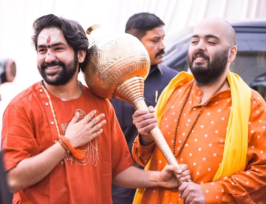 अनंत अंबानी ने बागेश्वर धाम में लिया आशीर्वाद