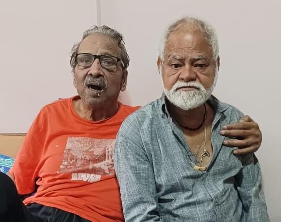 वरिष्ठ पत्रकार सुमंत मिश्र से मिलने संजय मिश्रा पहुँचे